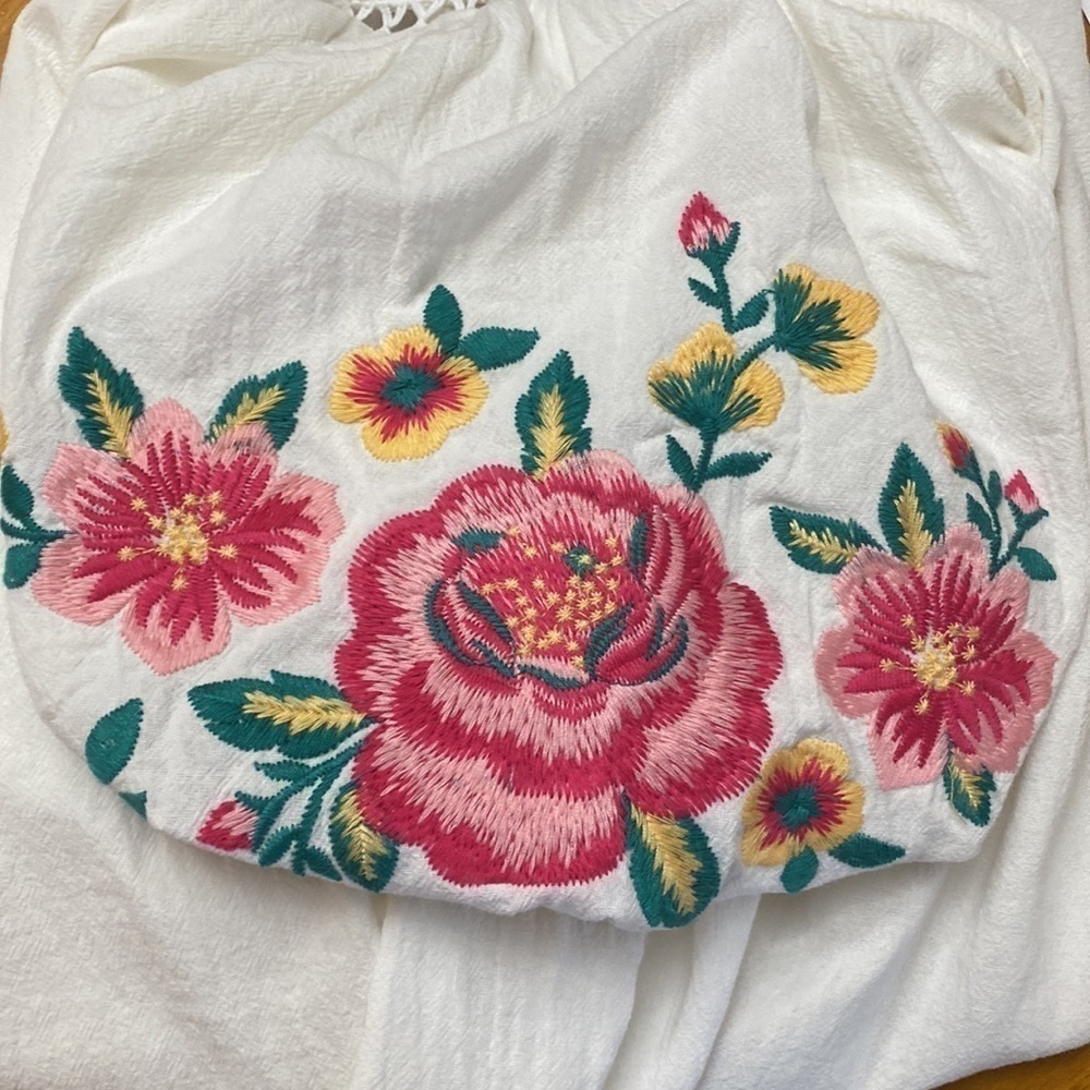 Savanna Jane Embroidered Top Small NWT - Picture 7 of 9